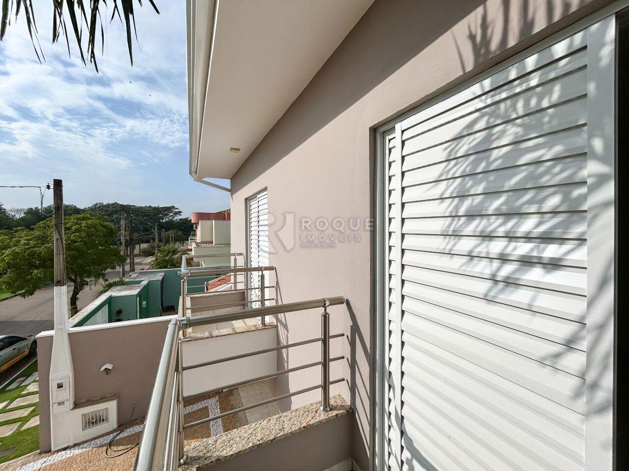 Casa em condomínio para aluguel no bairro Parque Residencial Roland: Sacada 