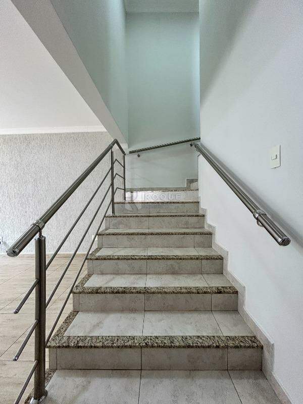 Casa em condomínio para aluguel no bairro Parque Residencial Roland: Acesso segundo andar 