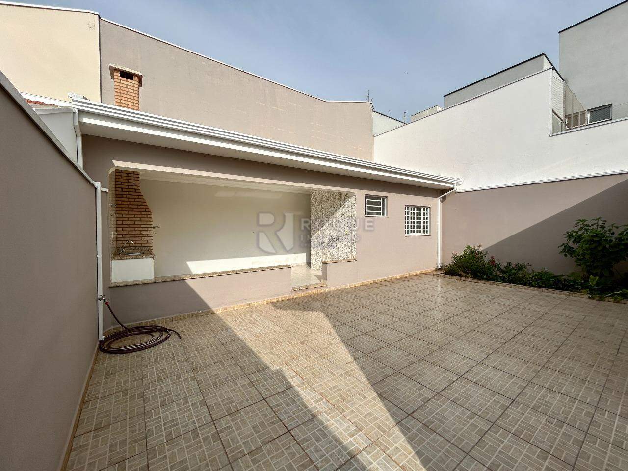 Casa em condomínio para aluguel no bairro Parque Residencial Roland: Fundo 