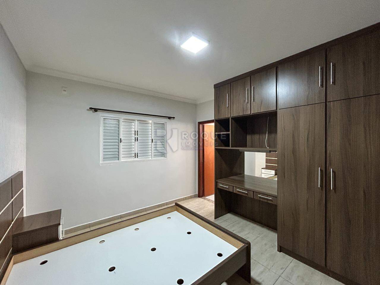 Casa em condomínio para aluguel no bairro Parque Residencial Roland: Dormitório 1 suíte 