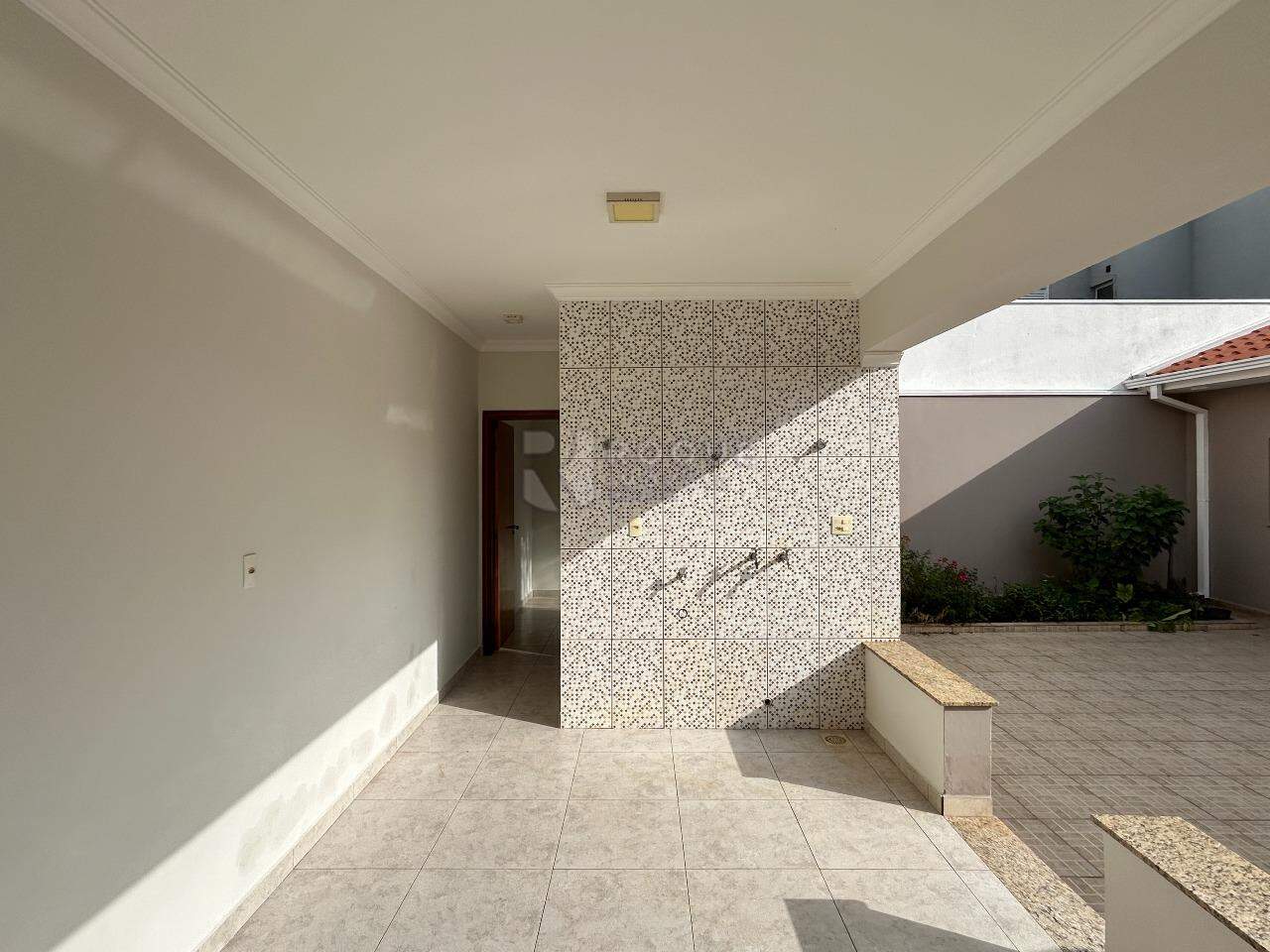 Casa em condomínio para aluguel no bairro Parque Residencial Roland: Churrasqueira / área do fundo 