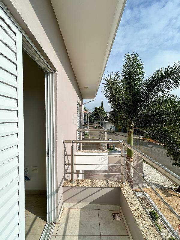 Casa em condomínio para aluguel no bairro Parque Residencial Roland: Sacada 