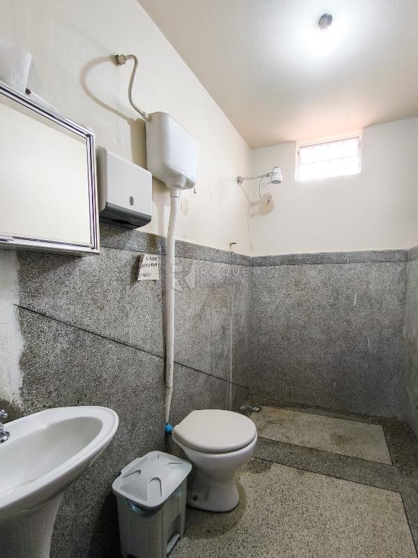 Casa Comercial à venda no bairro Conjunto Habitacional Victor D’Andrea: BANHEIRO SOCIAL SALÃO COMERCIAL