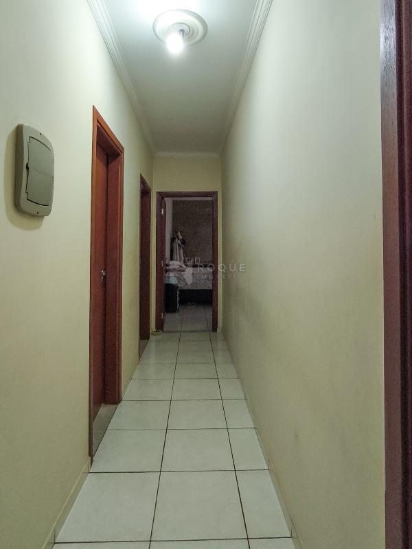 Casa Comercial à venda no bairro Conjunto Habitacional Victor D’Andrea: CORREDOR INTERNO