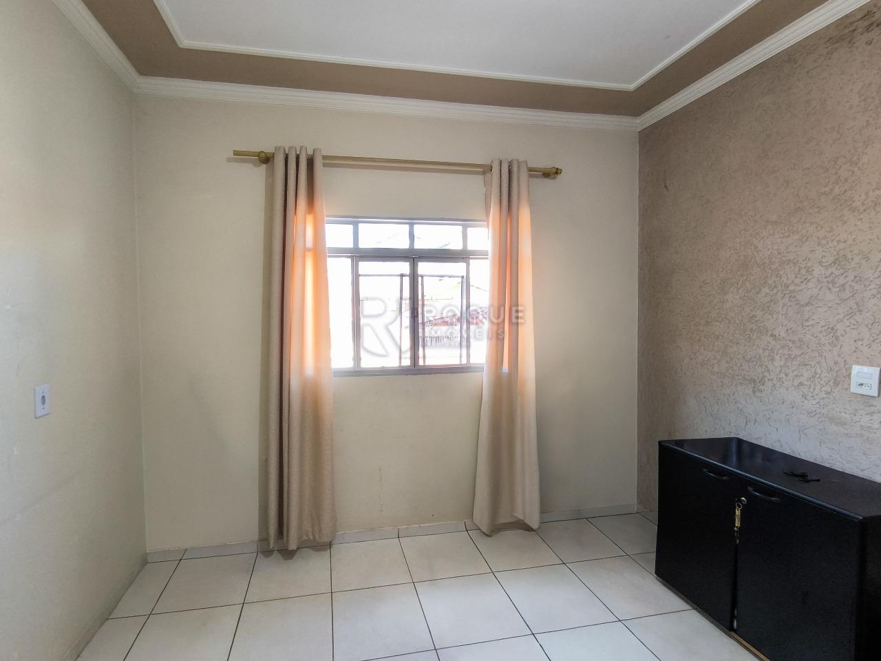 Casa Comercial à venda no bairro Conjunto Habitacional Victor D’Andrea: SALA