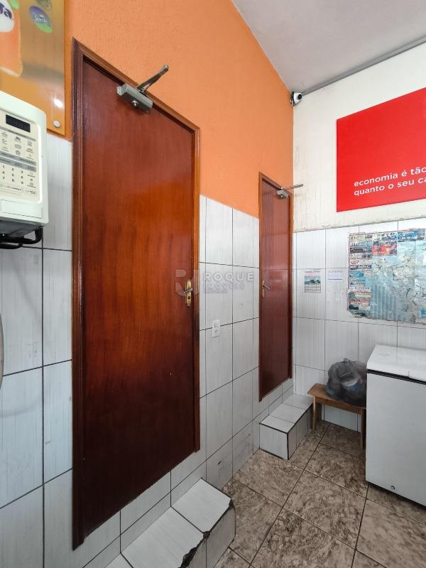 Casa Comercial à venda no bairro Conjunto Habitacional Victor D’Andrea: SANITÁRIOS SALÃO COMERCIAL