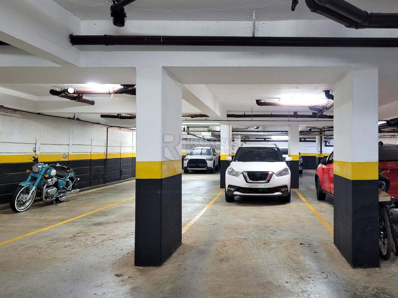 Apartamento à venda no bairro Vila Cristovam: Vaga de garagem