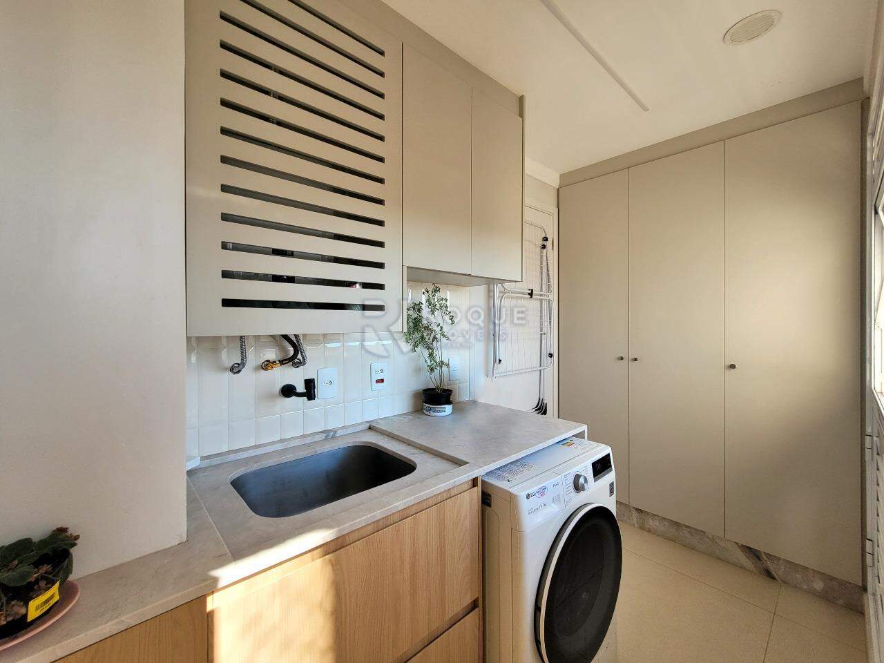 Apartamento à venda no bairro Vila Cristovam: Área de serviço