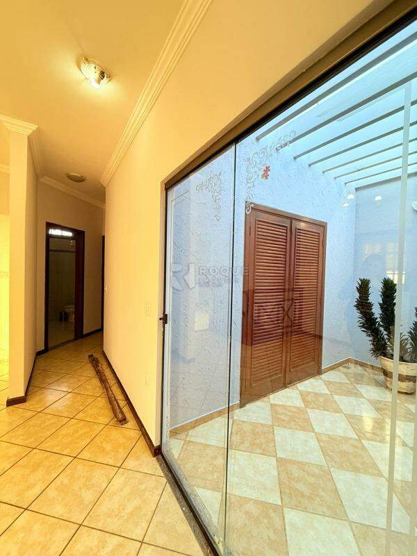 Casa Residencial para aluguel no bairro Jardim Nova Europa: Hall domitórios