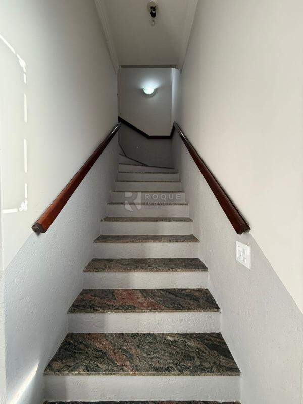 Casa Residencial para aluguel no bairro Jardim Nova Europa: Escada