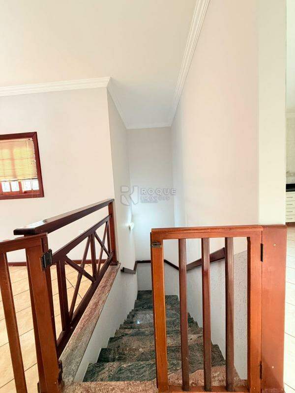 Casa Residencial para aluguel no bairro Jardim Nova Europa: Escada