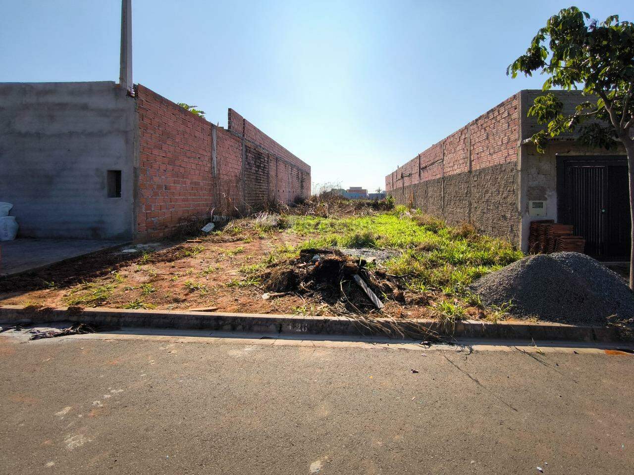 Terreno à venda no bairro Jardim Campo Verde II: FRENTE