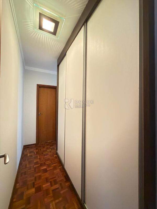 Apartamento para aluguel no bairro Centro: Dormitório Suíte 04