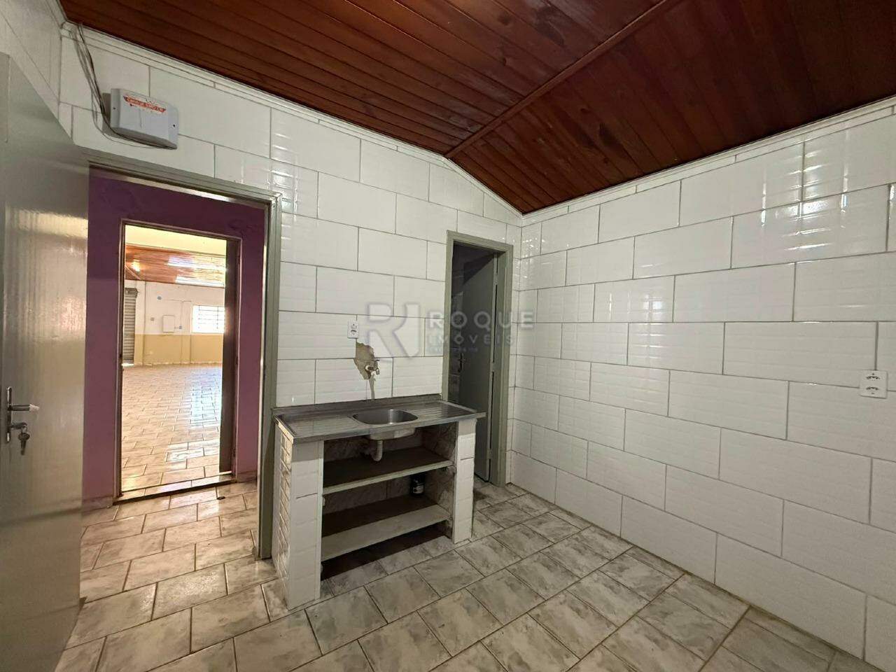 Salão para aluguel no bairro Parque Residencial Abílio Pedro: Cozinha Fundos