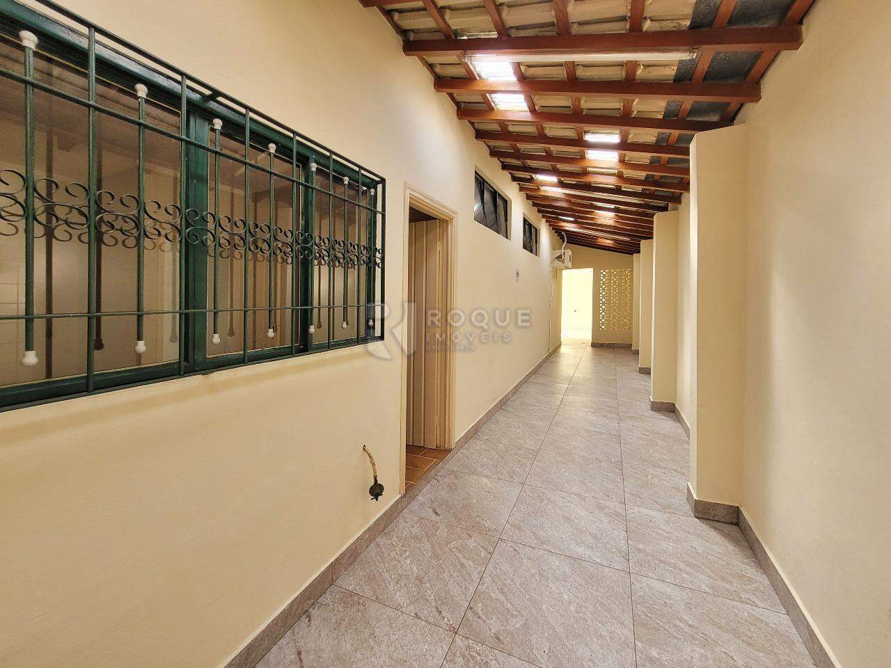 Casa Residencial à venda no bairro Jardim Montezuma: Corredor lateral
