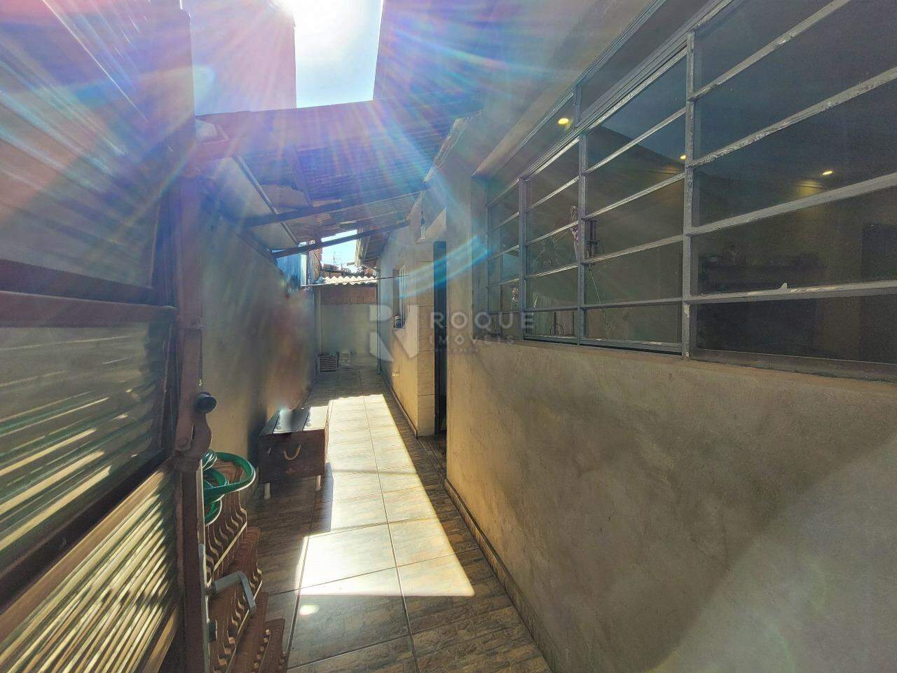 Casa Residencial à venda no bairro Jardim Residencial Dona Santina Paroli Peccinini: Corredor lateral