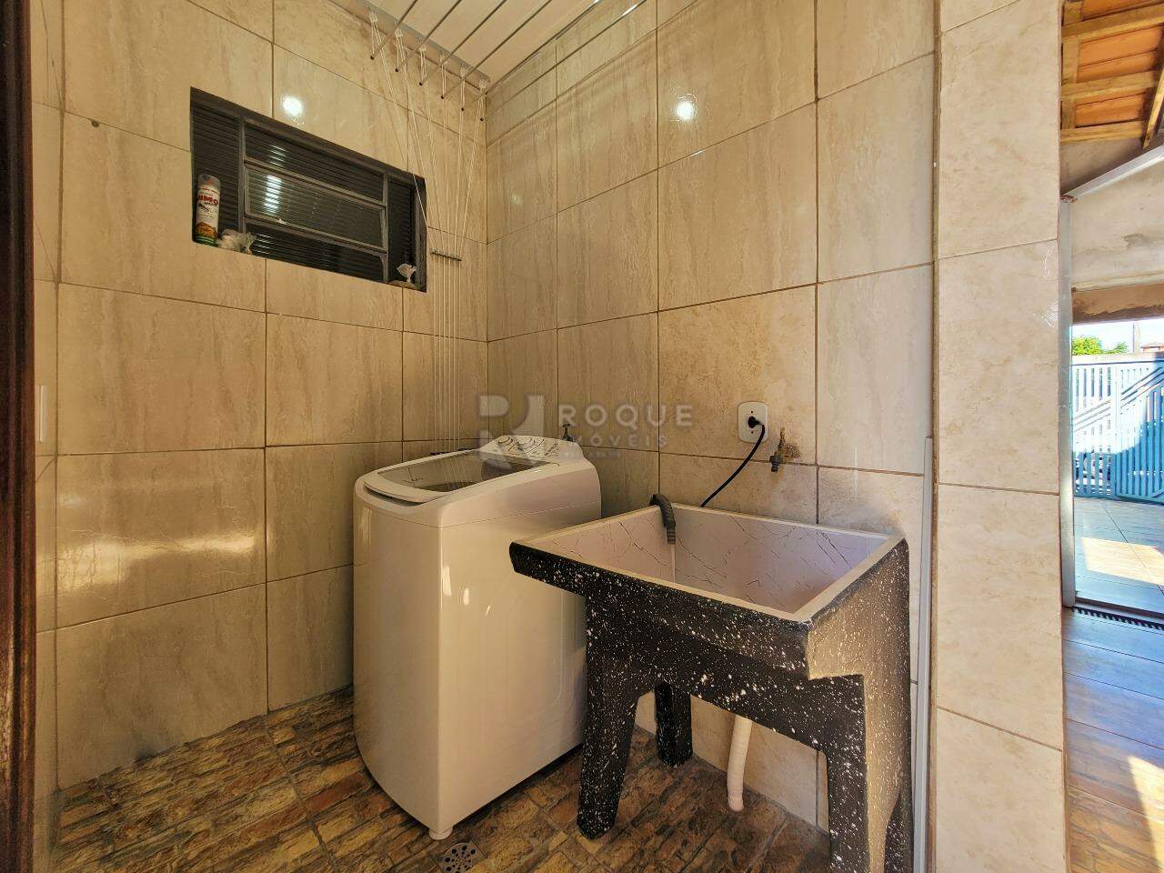 Casa Residencial à venda no bairro Jardim Residencial Dona Santina Paroli Peccinini: Área de serviço