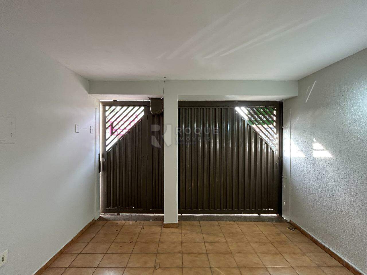 Casa Residencial para aluguel no bairro Vila São João: Garagem