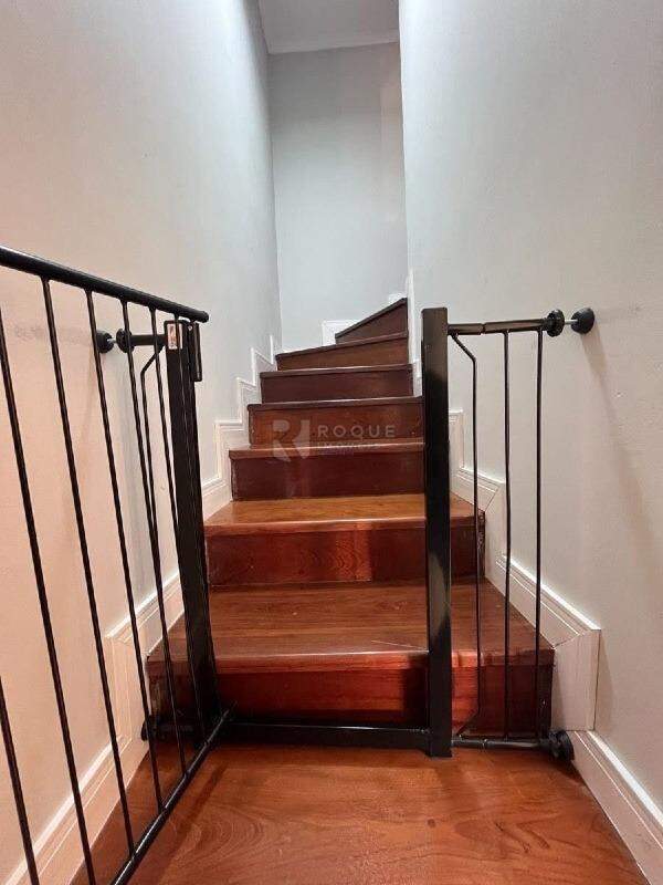 Apartamento para aluguel no bairro Centro: Escada de acesso piso superior