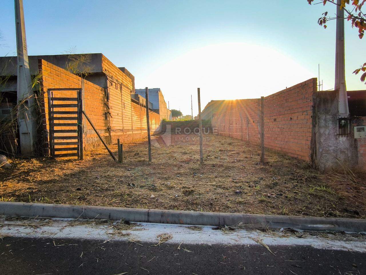 Terreno à venda no bairro Jardim Marajoara: FRENTE