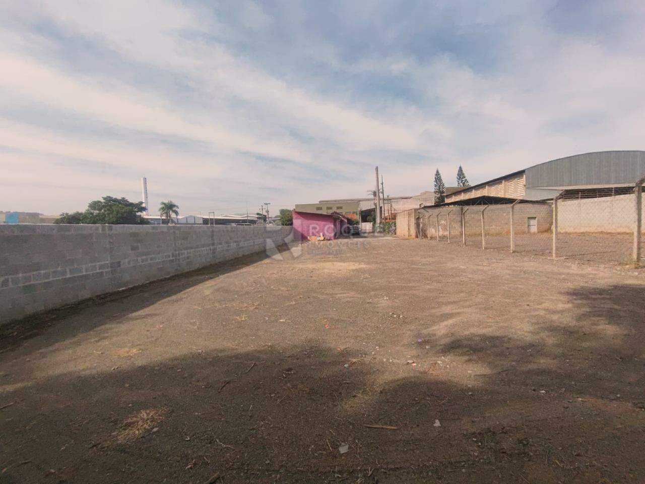 Barracão/Galpão para aluguel no bairro Jardim Santa Barbara: Quintal