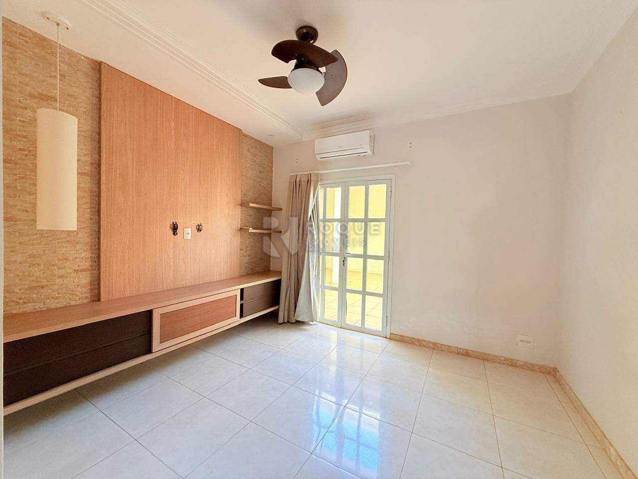 Casa em condomínio para aluguel no bairro Residencial Jardim dos Ipês: Sala 02