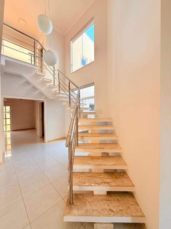 Casa em condomínio para aluguel no bairro Residencial Jardim dos Ipês: Escada