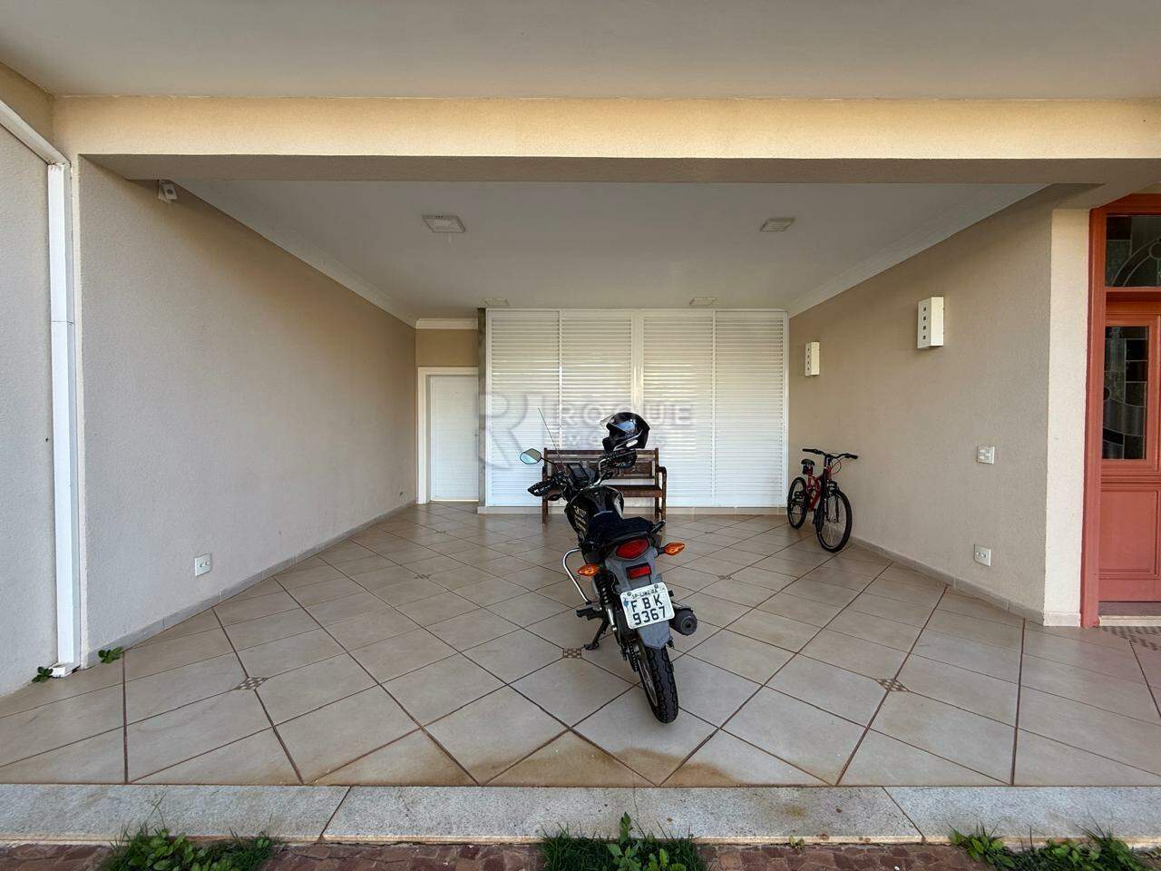 Casa em condomínio para aluguel no bairro Residencial Jardim dos Ipês: Garagem