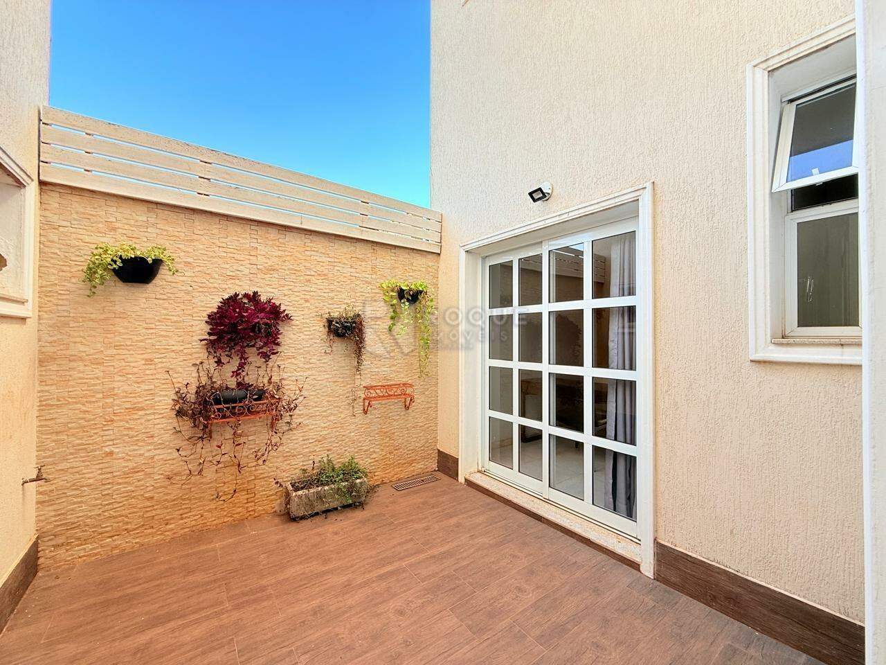 Casa em condomínio para aluguel no bairro Residencial Jardim dos Ipês: Jardim de Inverno