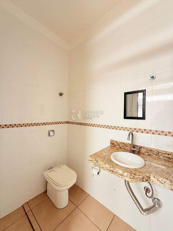 Casa em condomínio para aluguel no bairro Residencial Jardim dos Ipês: Lavabo Externo