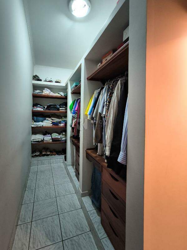 Casa em condomínio à venda no bairro Portal das Rosas: CLOSET SUÍTE