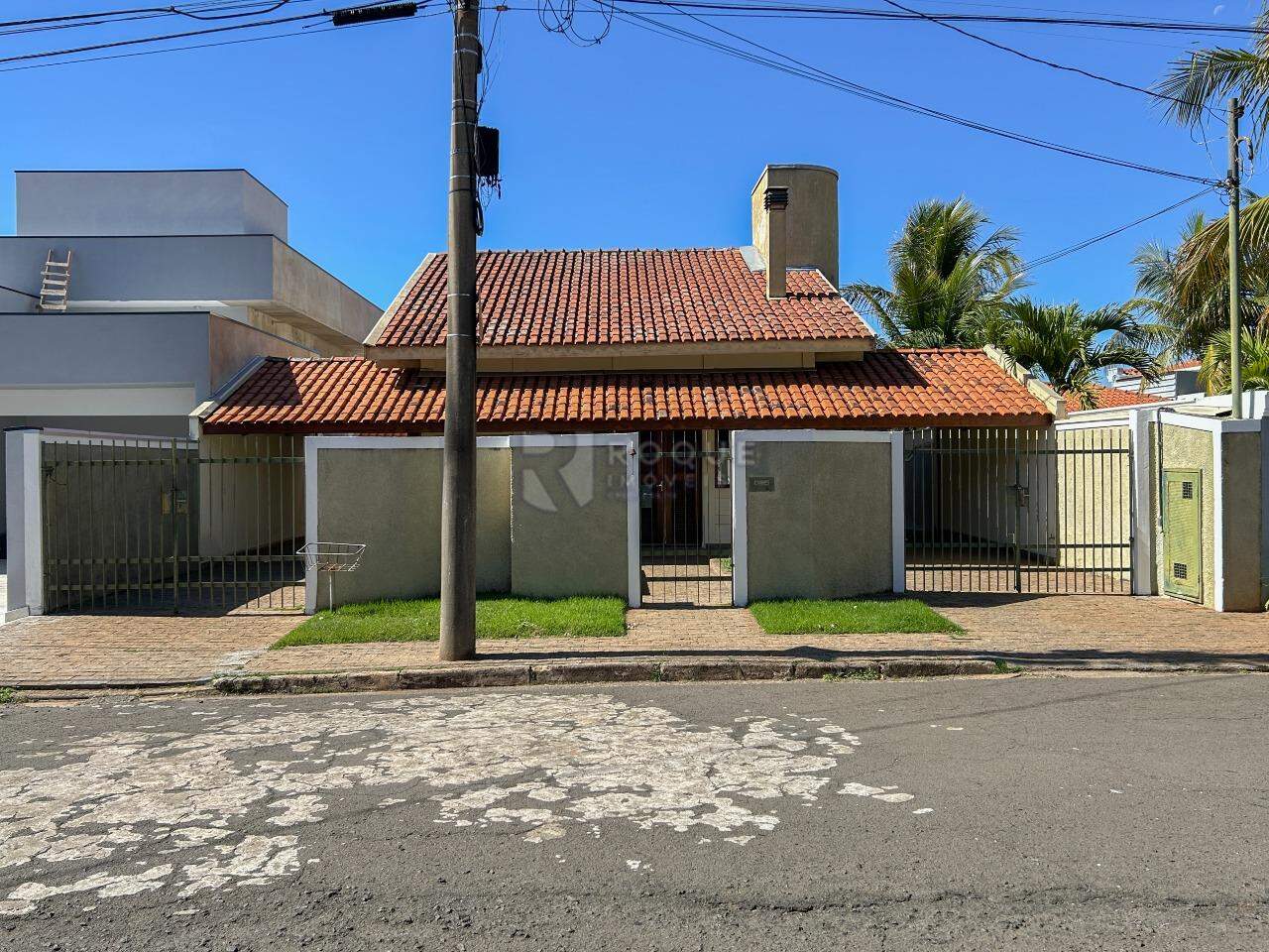 Casa em condomínio para aluguel no bairro Jardim Florença: Fachada 