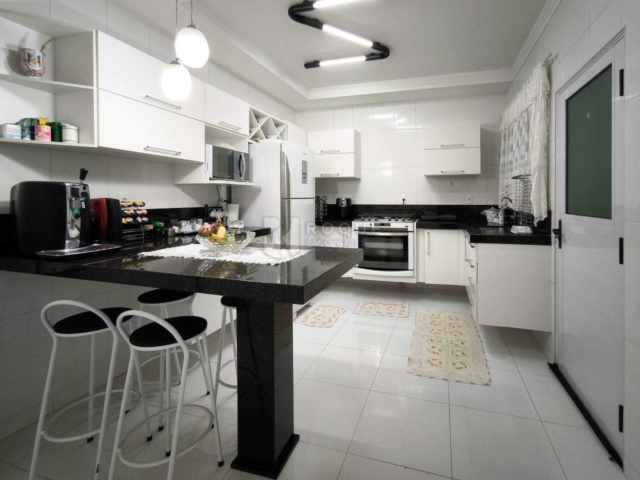 Casa Residencial à venda no bairro Jardim Residencial Roseira: COZINHA