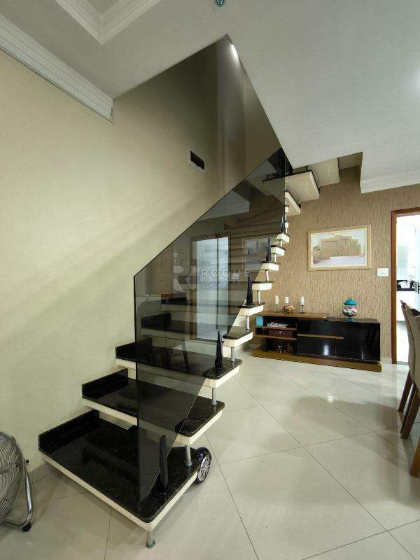 Casa Residencial à venda no bairro Jardim Residencial Roseira: ACESSO PISO SUPERIOR