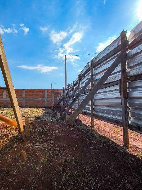 Terreno em condomínio à venda no bairro Residencial Florisa: 