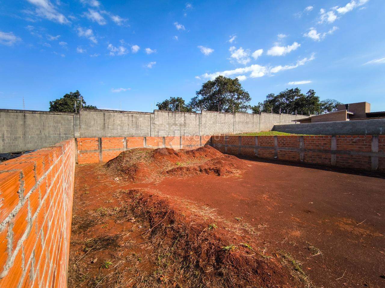 Terreno em condomínio à venda no bairro Residencial Florisa: 