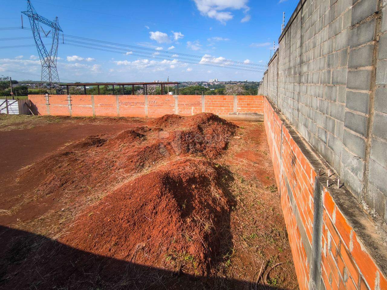 Terreno em condomínio à venda no bairro Residencial Florisa: 
