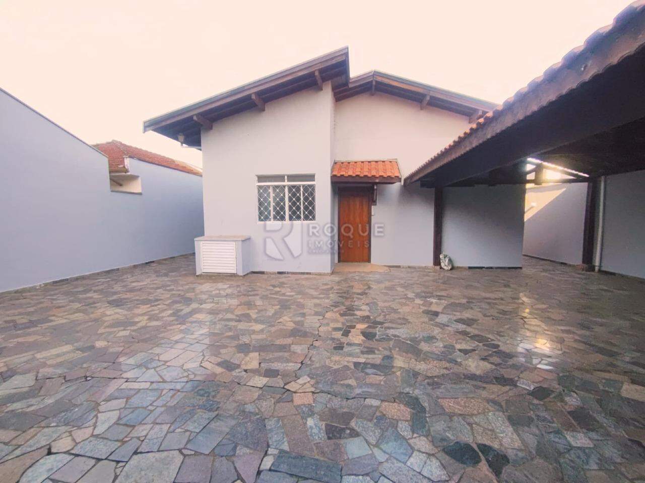 Casa Residencial para aluguel no bairro Centro: Quintal