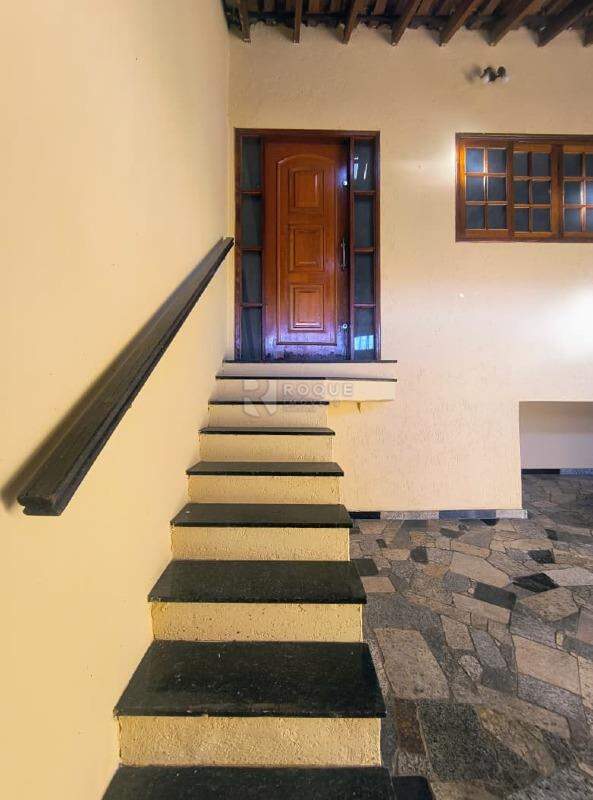 Casa Residencial para aluguel no bairro Jardim Olga Veroni: Escada