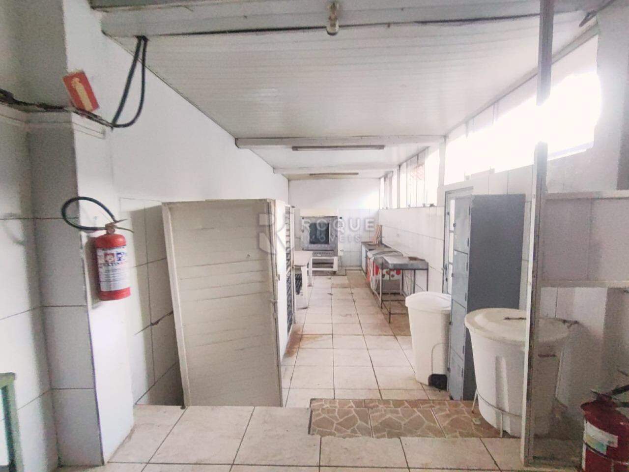 Salão para aluguel no bairro Parque Residencial Abílio Pedro: Cozinha