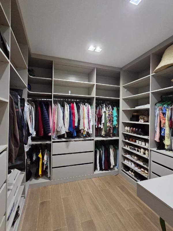 Casa em condomínio à venda no bairro Residencial Ilha de Bali: Closet Suíte Master