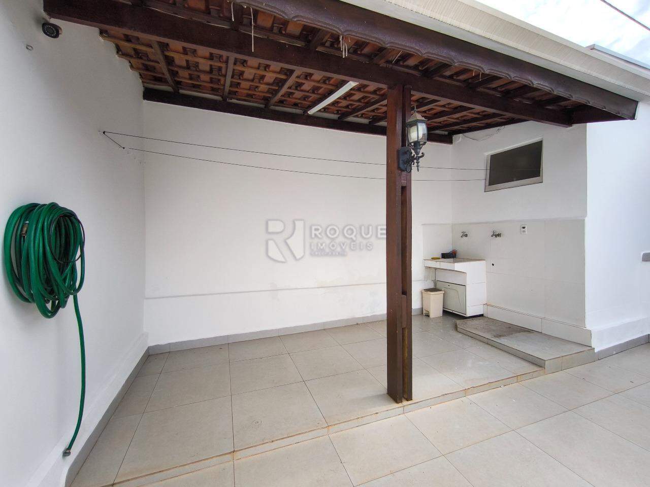 Casa Residencial à venda no bairro Jardim Nova Itália: ÁREA DE SERVIÇO