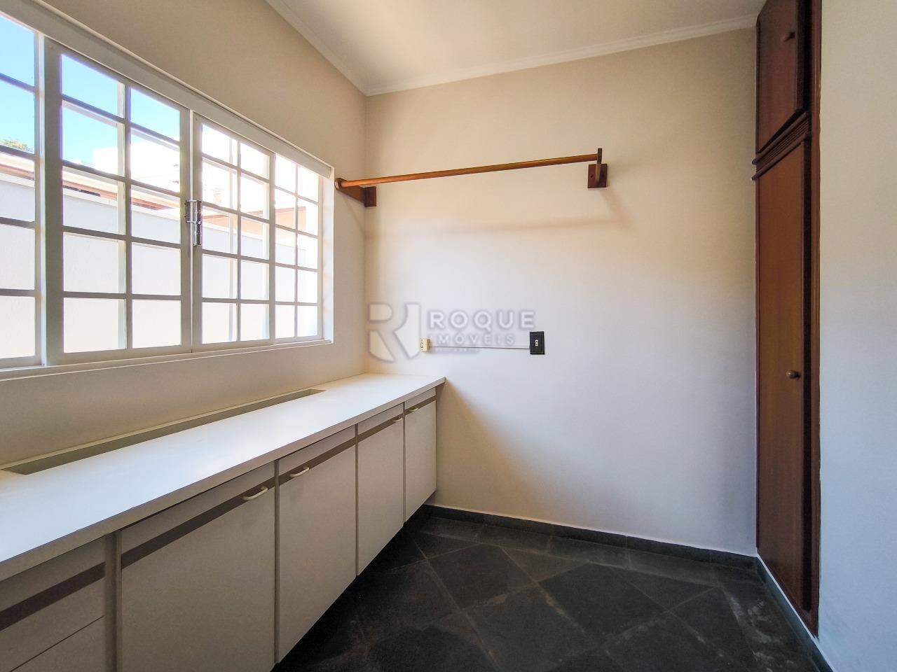 Casa em condomínio à venda no bairro Jardim Residencial Monsenhor Rossi: ÁREA DE SERVIÇO