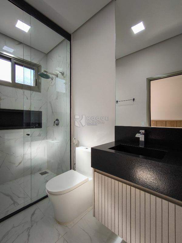 Casa em condomínio à venda no bairro Villaggio San Pietro: WC SUÍTE 2
