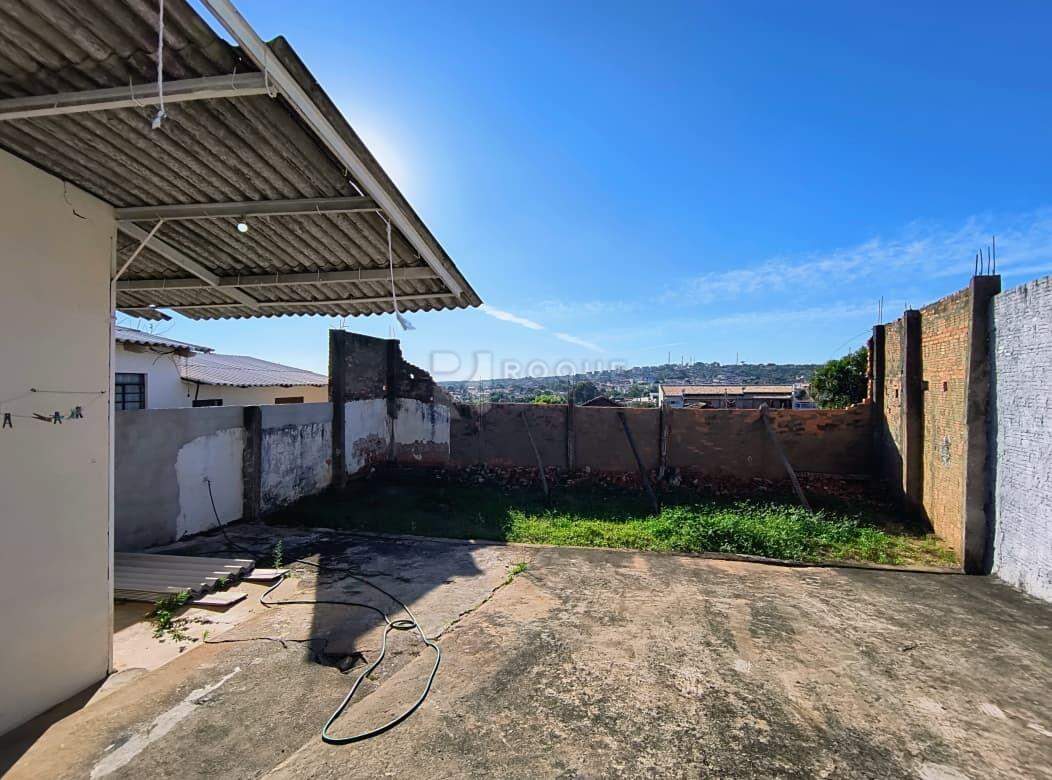 Casa Residencial para aluguel no bairro Jardim Nereide: Fundos