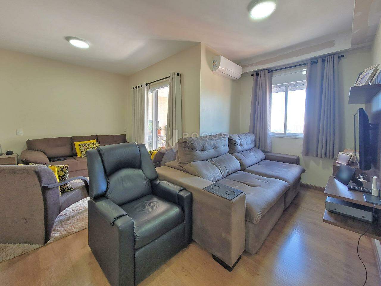 Apartamento à venda no bairro Vila Santa Rosália: Sala de TV