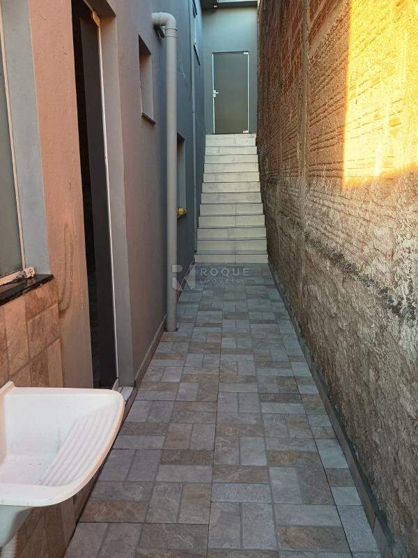 Casa Residencial à venda no bairro Parque Hippolyto: Corredor lateral inferior
