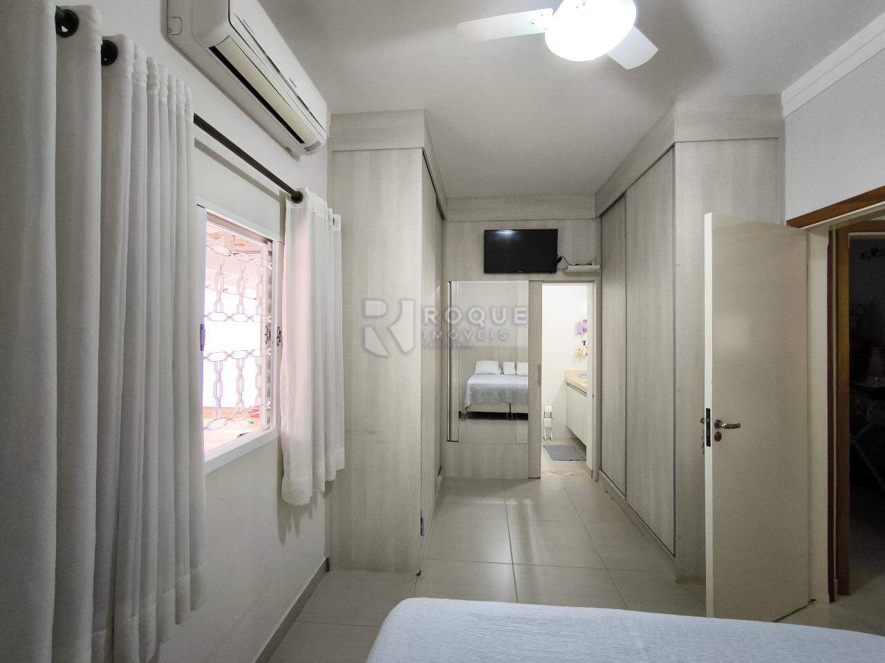 Casa Residencial à venda no bairro Vila Cristovam: SUÍTE