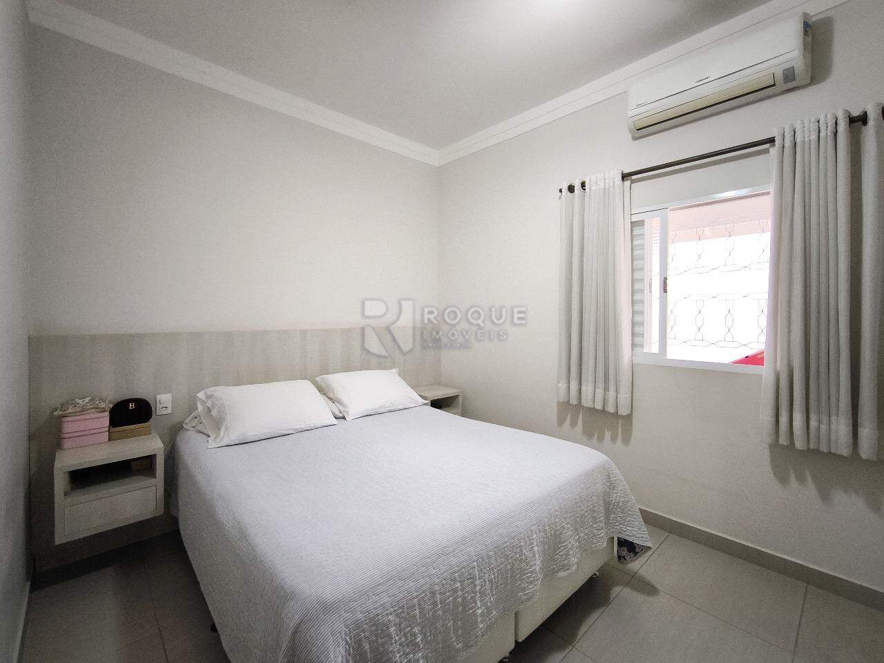 Casa Residencial à venda no bairro Vila Cristovam: SUÍTE