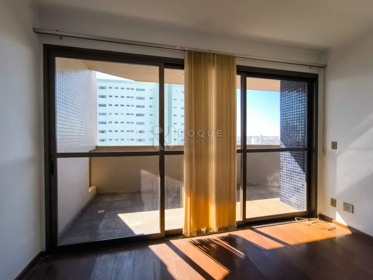 Apartamento à venda no bairro Centro: SACADA SALA DE ESTAR